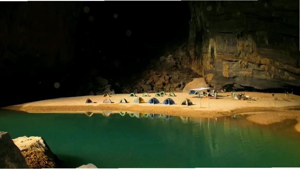 Thạch nhũ lấp lánh trong hang động