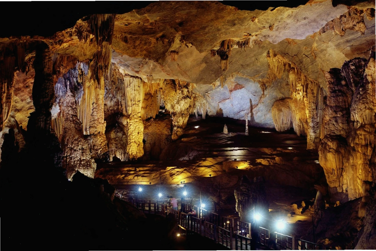 Thạch nhũ lung linh trong Động Tiên Sơn