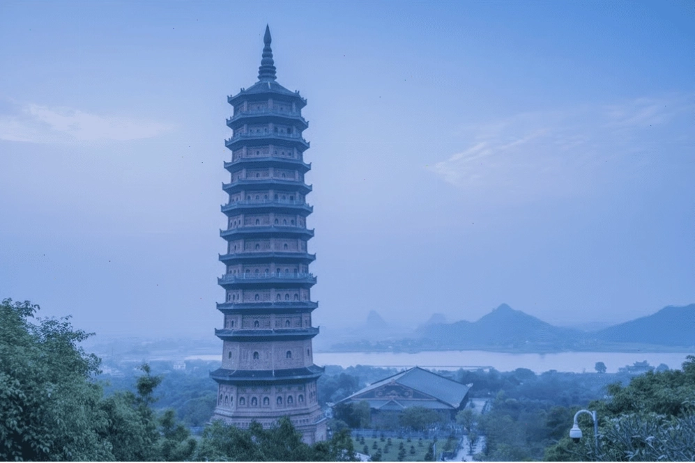Thăm các công trình cổ như cố đô Hoa Lư, chùa Bái Đính tại Ninh Bình
