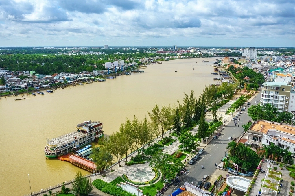 Thành phố Cần Thơ và dòng sông Hậu thơ mộng nhìn từ bến Ninh Kiều