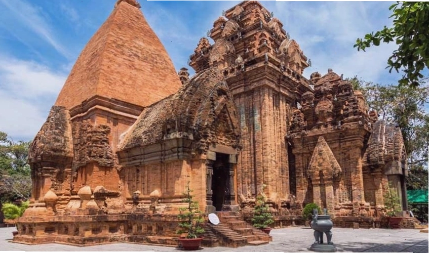 Tháp Bà Ponagar với kiến trúc Chăm cổ kính uy nghiêm