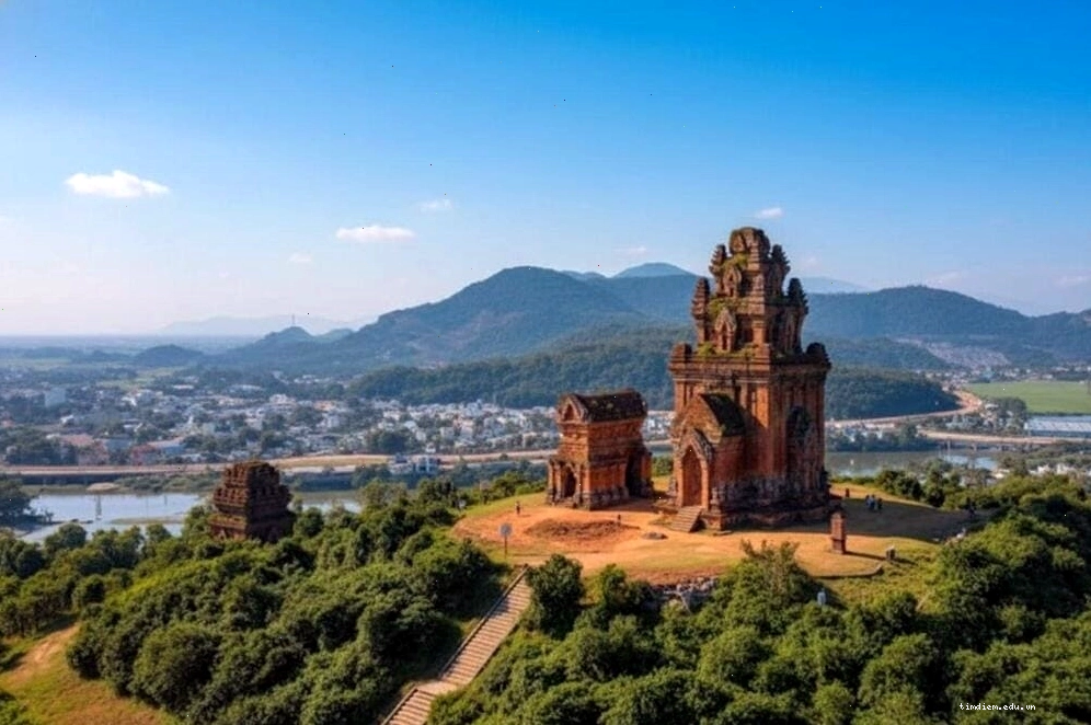 Tháp Bánh Ít Quy Nhơn uy nghi trên đỉnh đồi