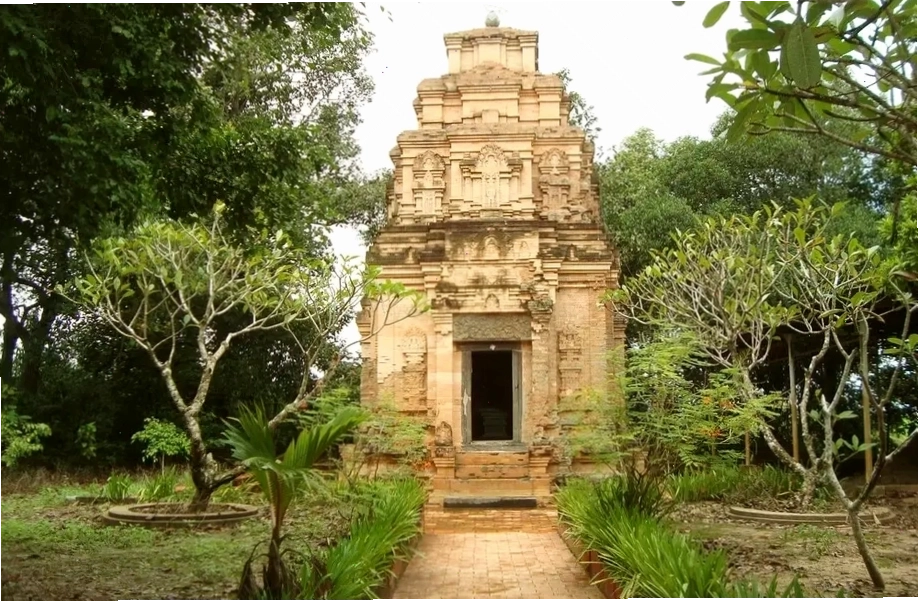 Tháp cổ Bình Thạnh nhìn từ chính diện