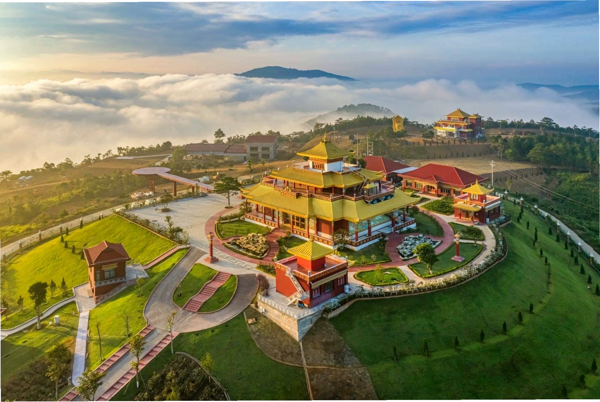 Tháp Kinh Luân tại Samten Hills Đà Lạt nhìn từ xa