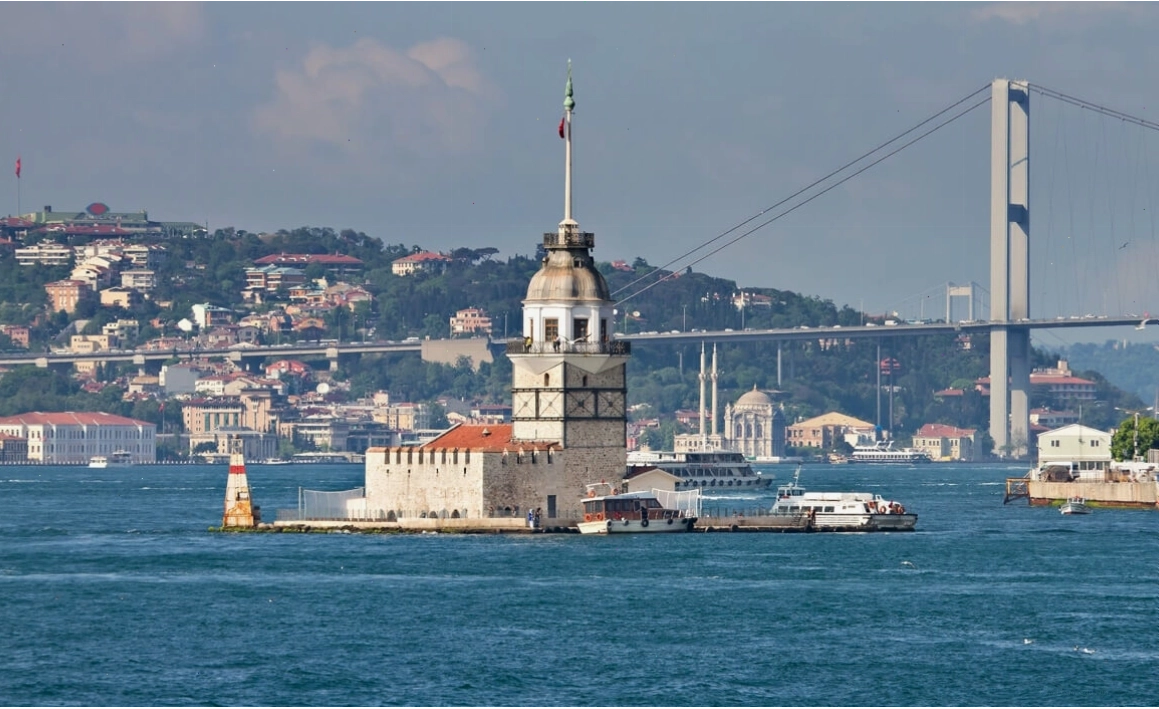 Tháp Maiden (Kız Kulesi) soi bóng trên mặt nước eo biển Bosphorus