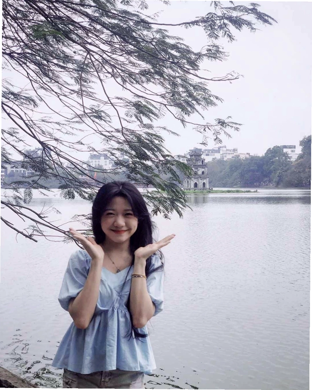 Tháp Rùa cổ kính soi bóng trên mặt Hồ Gươm yên ả