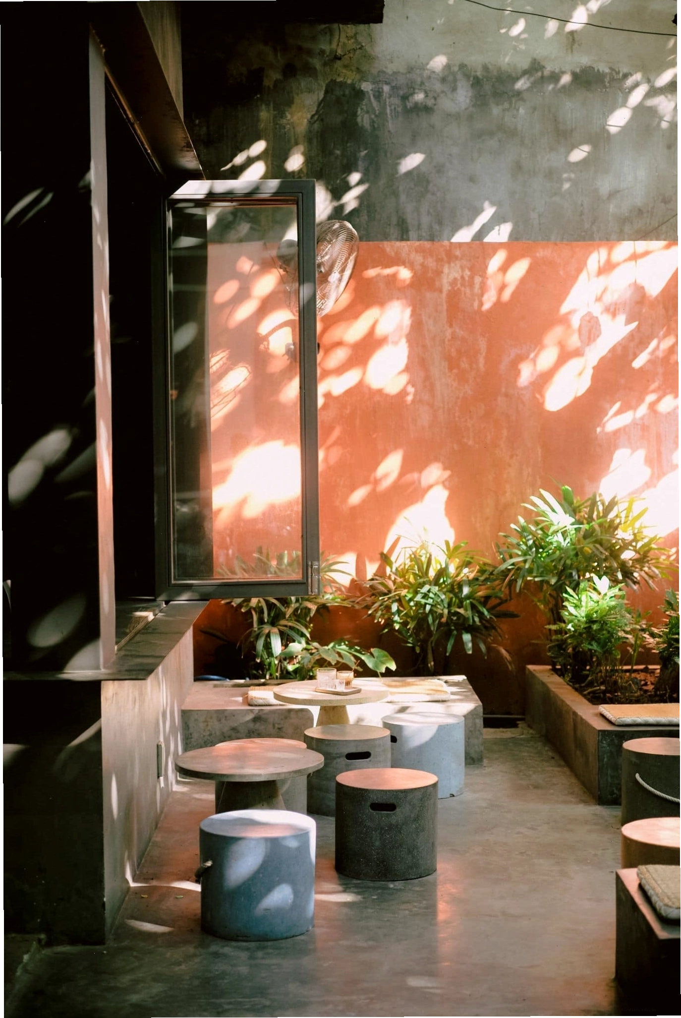 The 59 Cafe - Bàn ghế được sắp xếp tạo sự riêng tư cho khách hàng
