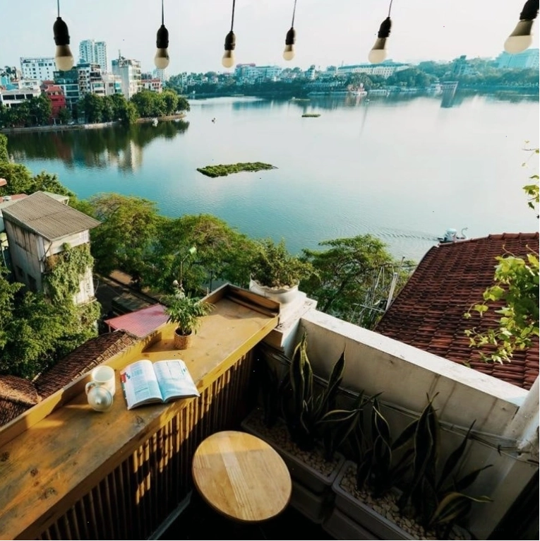 The Autumn Homestay Ba Đình với khung cảnh lãng mạn nhìn ra hồ Trúc Bạch