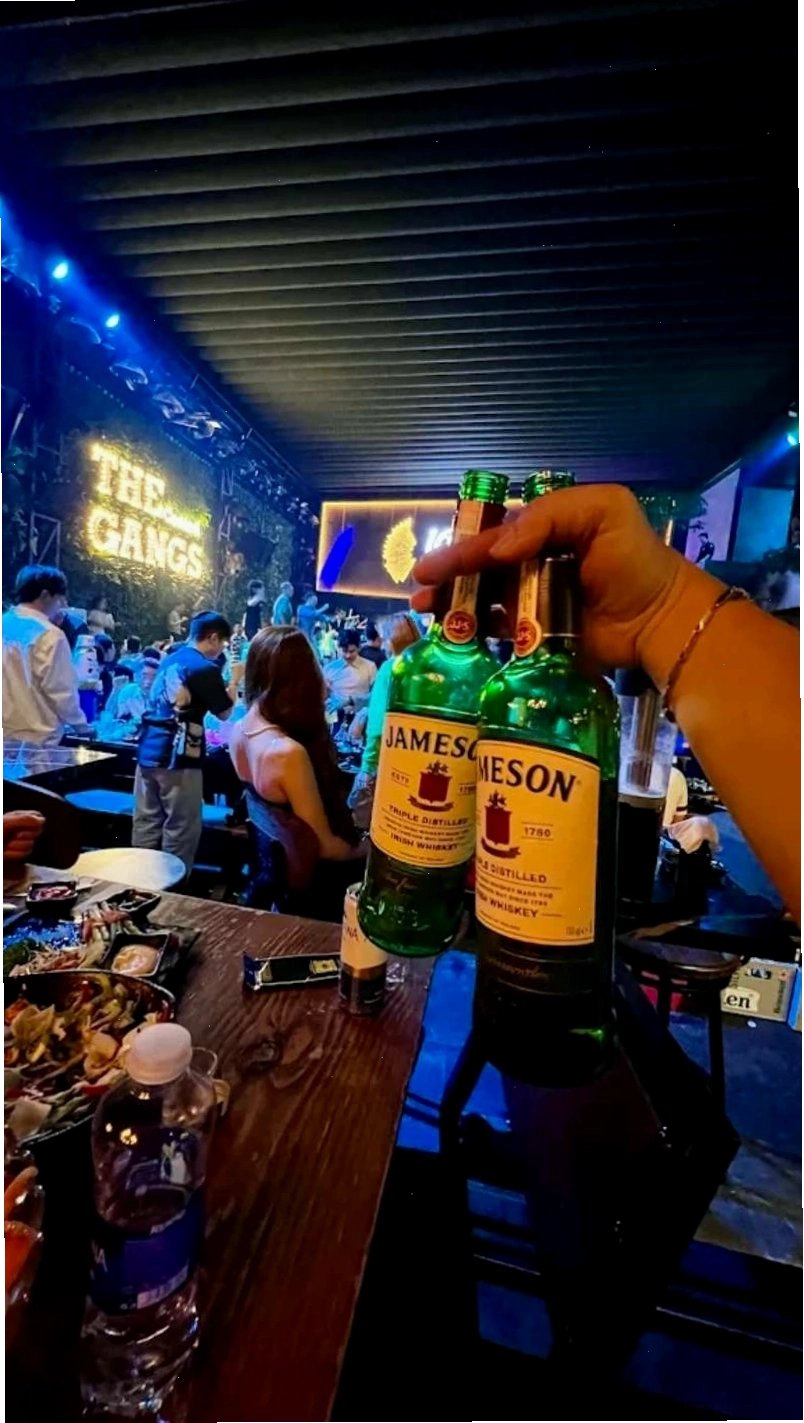 The Central Gangs Saigon nổi bật với không gian giải trí sôi động, âm nhạc mix EDM, Top 40, house, R&B cùng với các buổi biểu diễn trực tiếp và sân khấu nhảy múa.