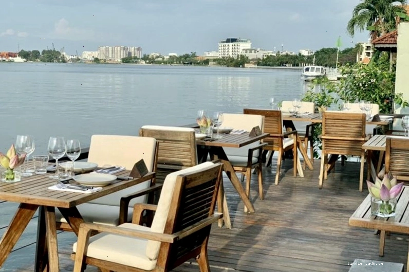 The Deck Saigon, nhà hàng ven sông Sài Gòn sang trọng tại Quận 2