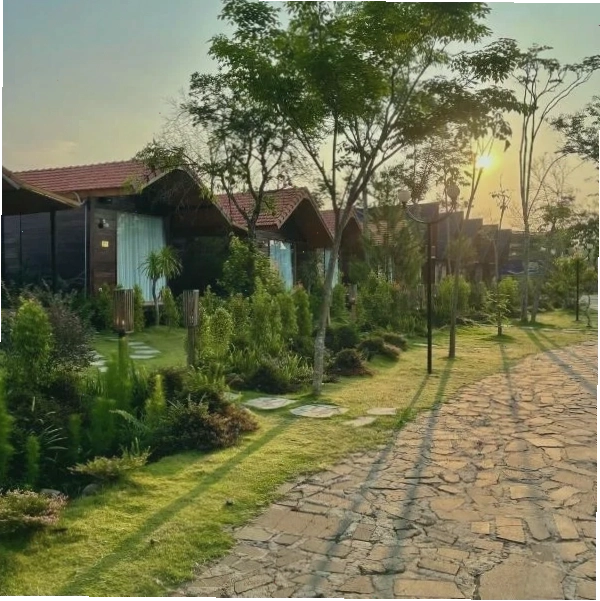 The Lake Farmstay - Dak Lak nhìn ra hồ bơi xanh mát