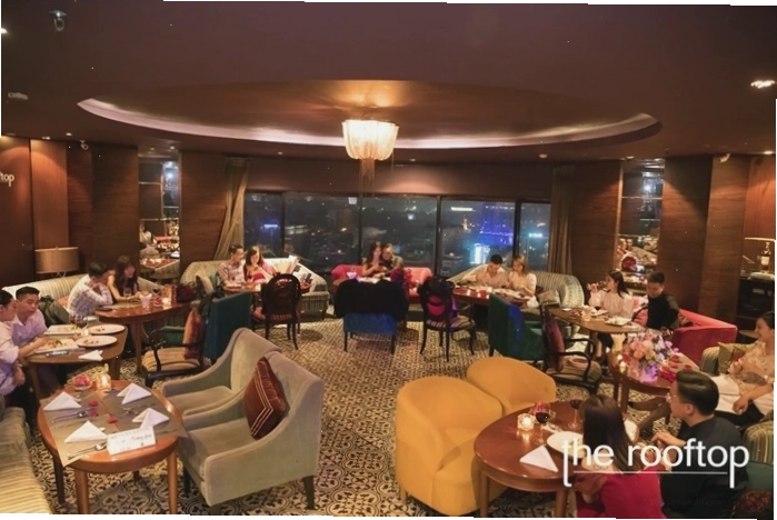 The Rooftop Hanoi với không gian mở và view đẹp về đêm