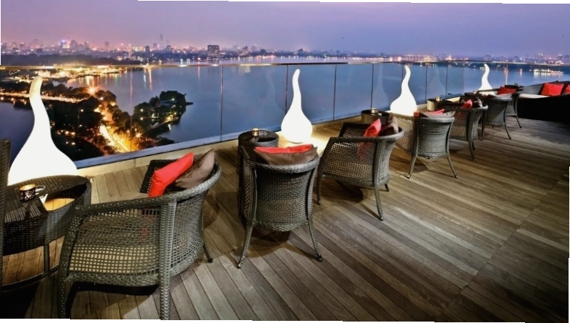 The Summit Lounge - Quán cafe Hồ Tây view trên cao nhìn toàn cảnh thành phố và Hồ Tây về đêm
