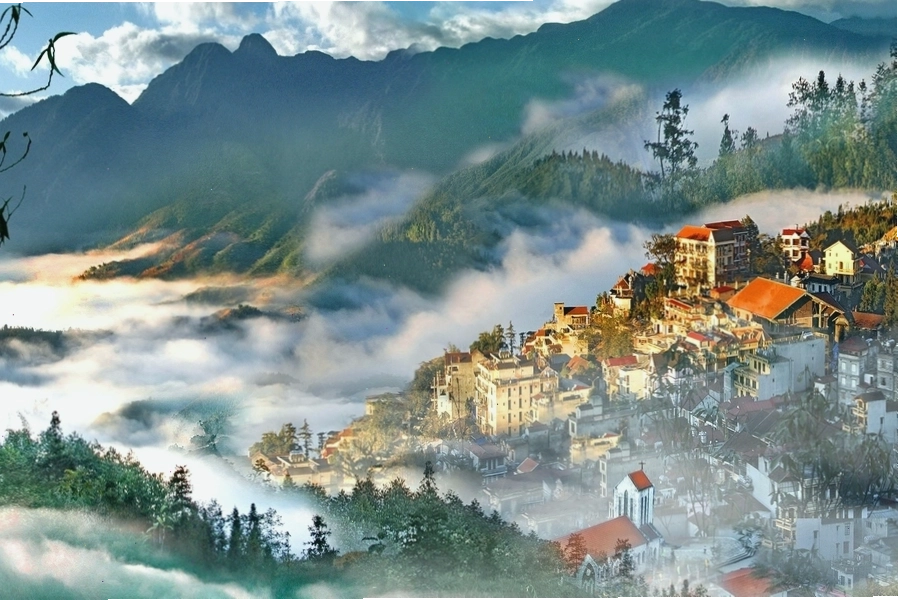 Thị trấn Sa Pa chìm trong làn mây