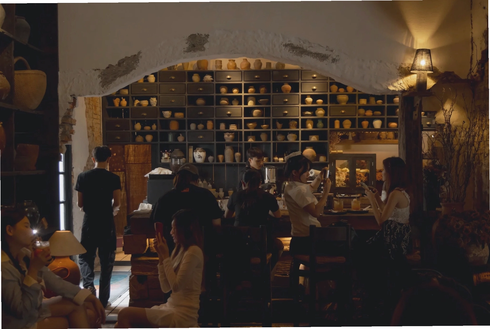 ThiBa Cafe với nội thất gỗ và đồ trang trí mang đậm dấu ấn xưa cũ