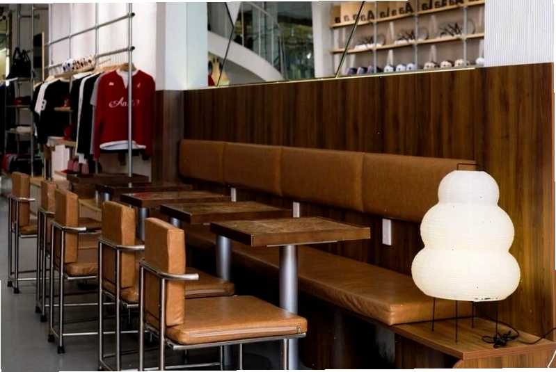 Thiết kế bên trong 11:11 Cafe nhỏ gọn và ấm cúng