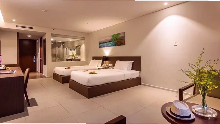 Thiết kế cửa sổ lớn tại phòng nghỉ Terracotta Hotel & Resort Dalat đón ánh sáng tự nhiên
