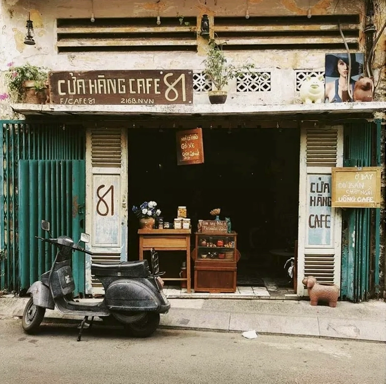 Thiết kế nội thất mộc mạc của cửa hàng cafe 81 với tường cũ và đồ vật xưa