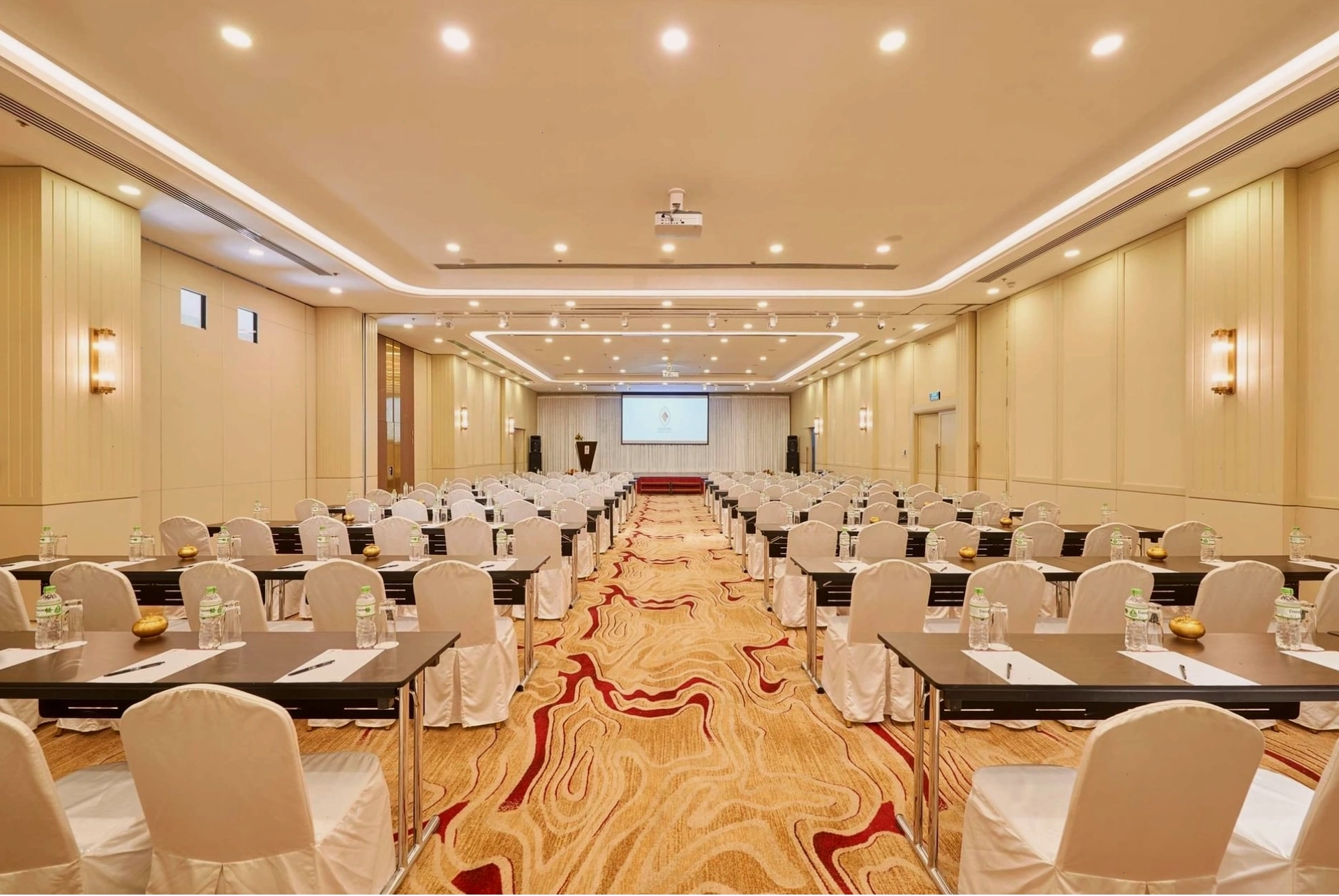 Thiết lập bàn họp kiểu lớp học tại Eastin Grand Hotel Saigon