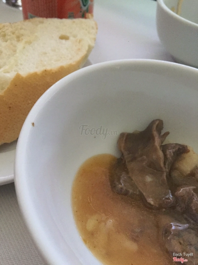 Thịt bò sốt ăn cùng bánh bao tại Vạn Hoa