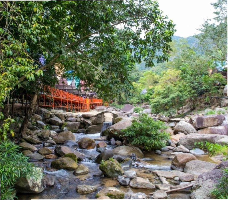 Thư giãn bên dòng suối mát lạnh
