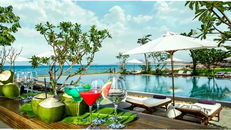 Thư giãn cùng đồ uống bên hồ bơi