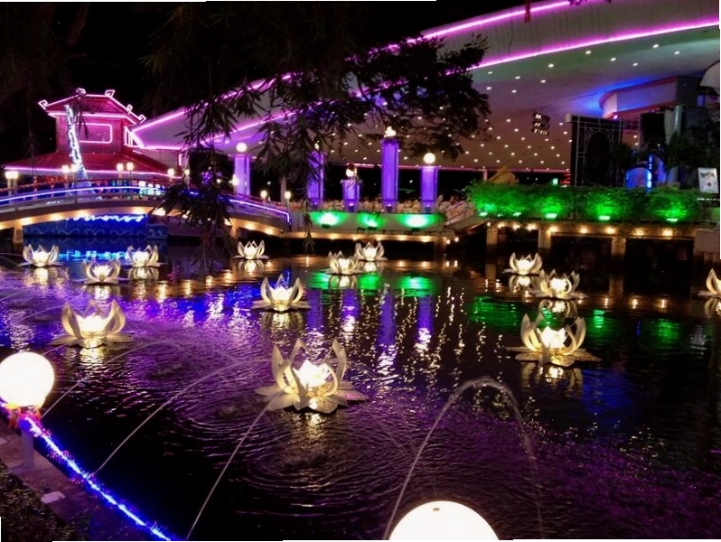 Thư giãn tại khu vực hồ bơi và ghế nằm nghỉ ngơi