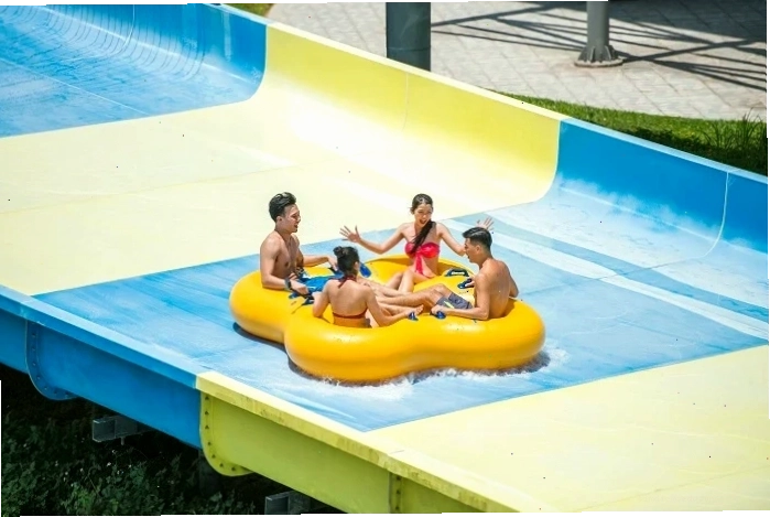 Thư giãn trên sông Lười tại công viên nước Vinpearl Nam Hội An