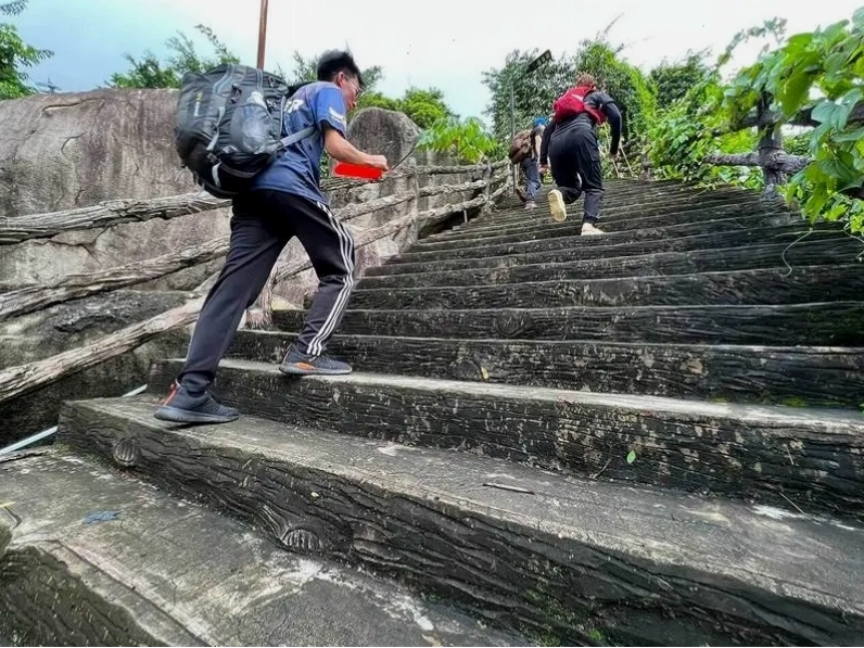 Thử thách leo núi Bà Đen theo đường cột điện
