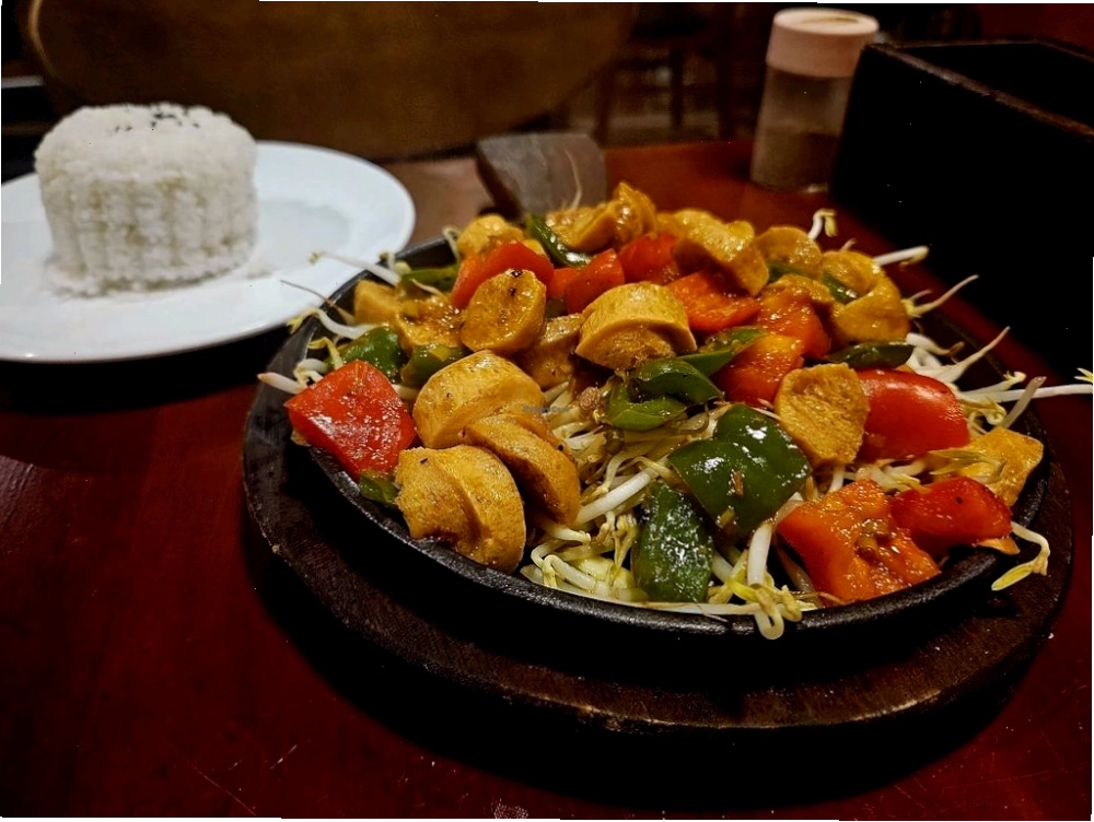 Thực đơn chay và mặn tại Hoang’s Restaurant