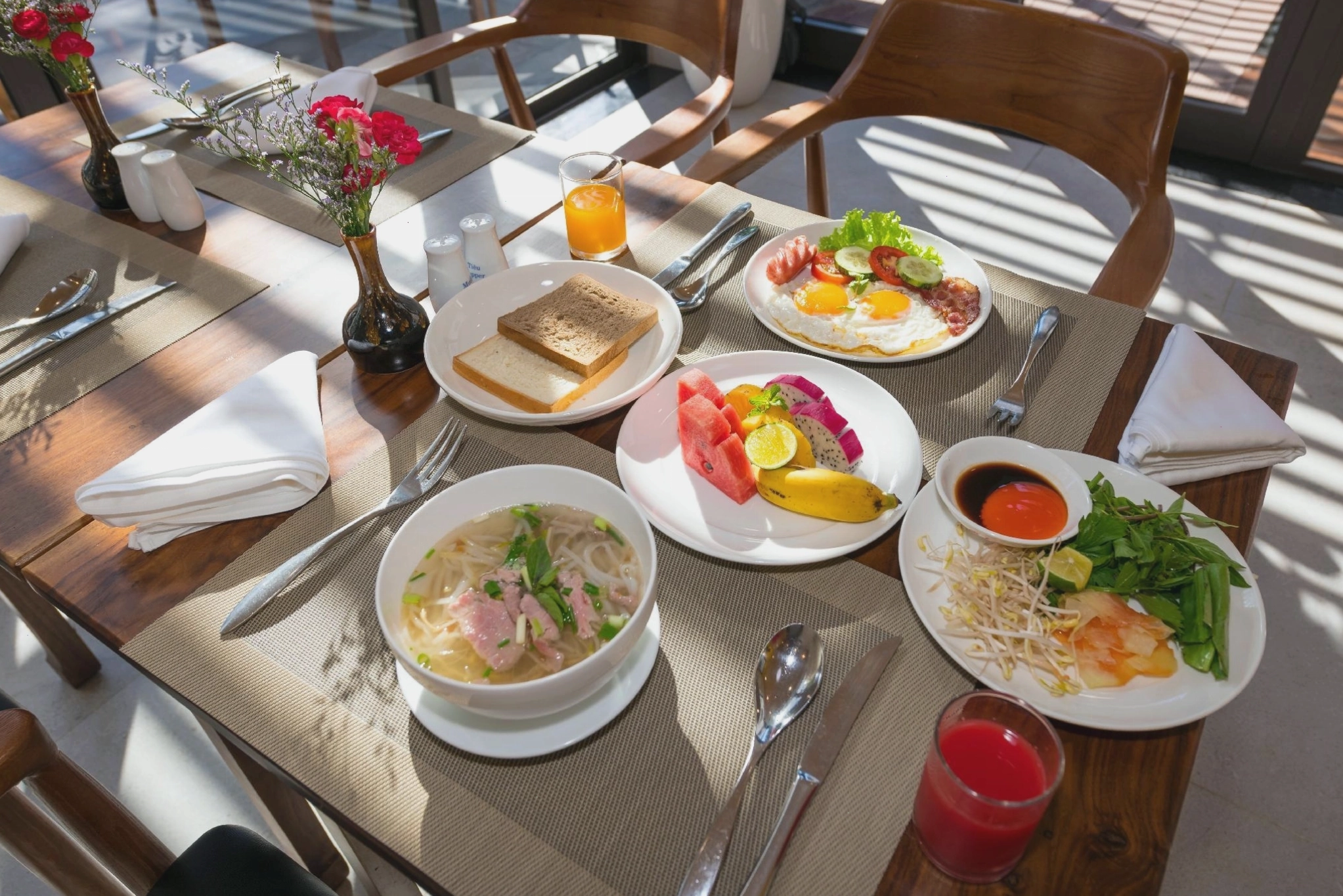 Thực đơn đa dạng các món ăn và đồ uống tại December Hoi An Villa