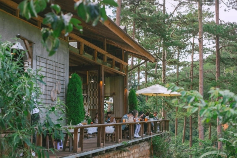 Thực đơn đa dạng tại Lưng Chừng Cafe với các món ăn ngon và hấp dẫn