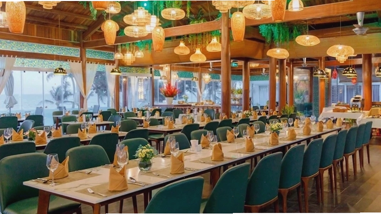 Thực đơn đa dạng tại nhà hàng Villa Del Sol Beach Resort & Spa