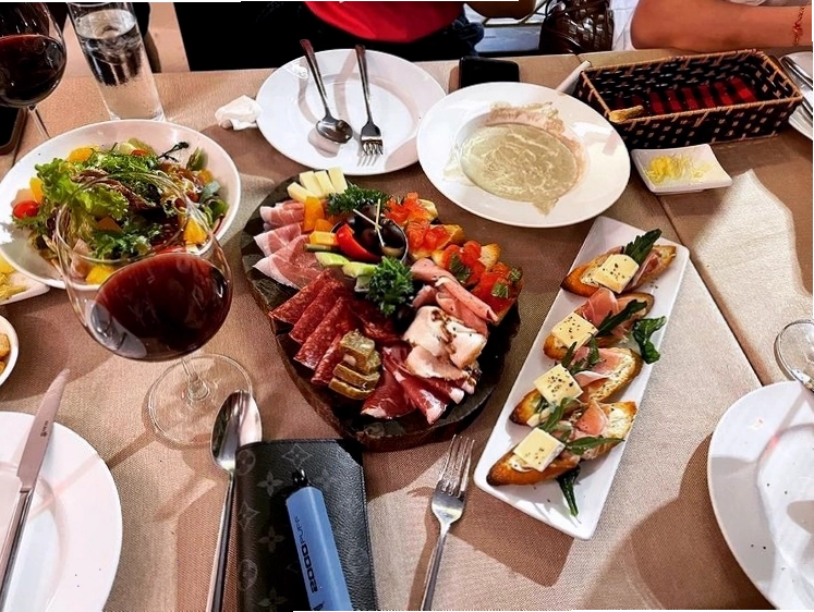 Thực đơn phong phú của nhà hàng