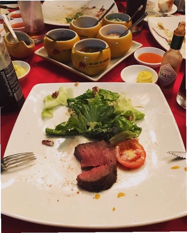 Thực đơn phong phú tại nhà hàng gần Hồ Hoàn Kiếm