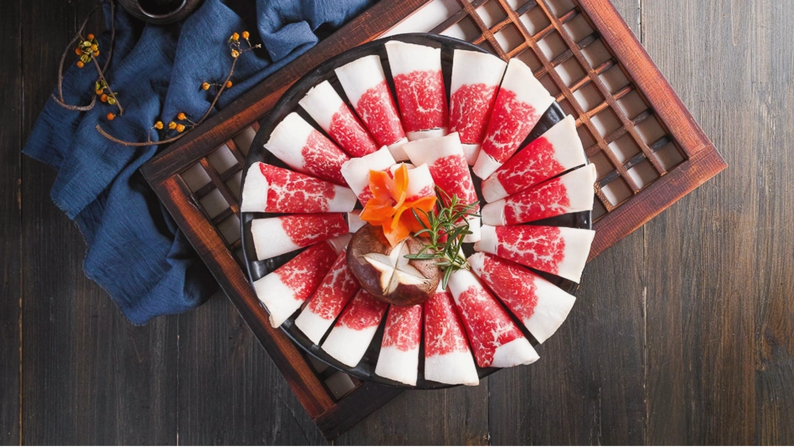 Thực khách đang nướng thịt tại nhà hàng Arirang BBQ