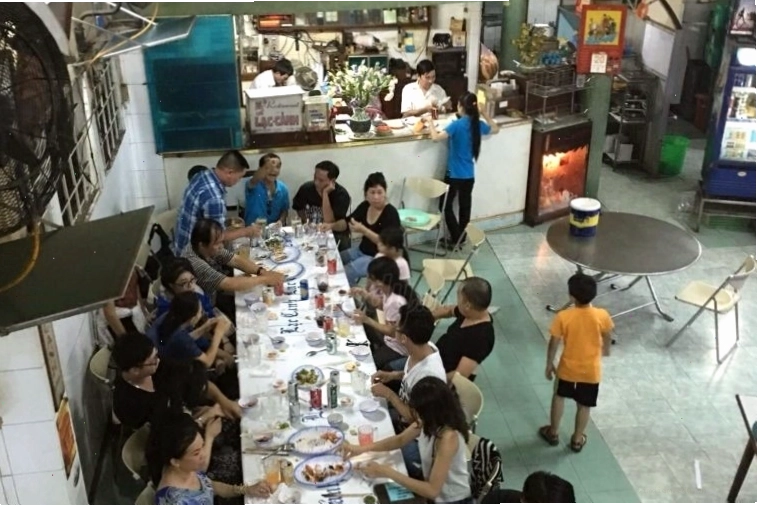Thực khách đang thưởng thức món bò nướng Lạc Cảnh