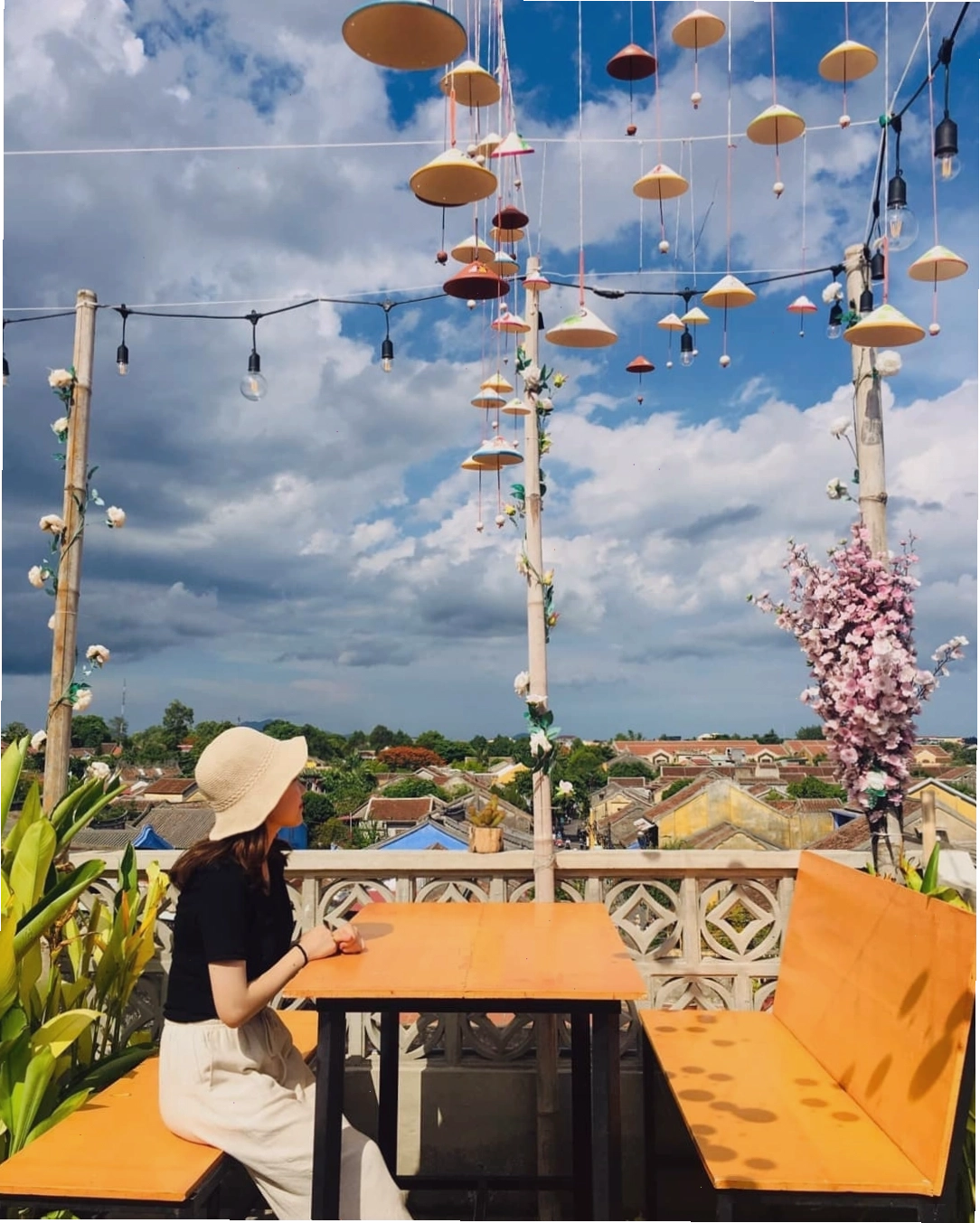 Thực khách thư giãn tại 92 Station Restaurant & Cafe