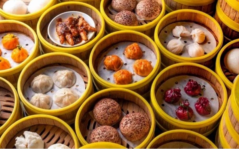Thực khách thưởng thức dimsum tại The Pot
