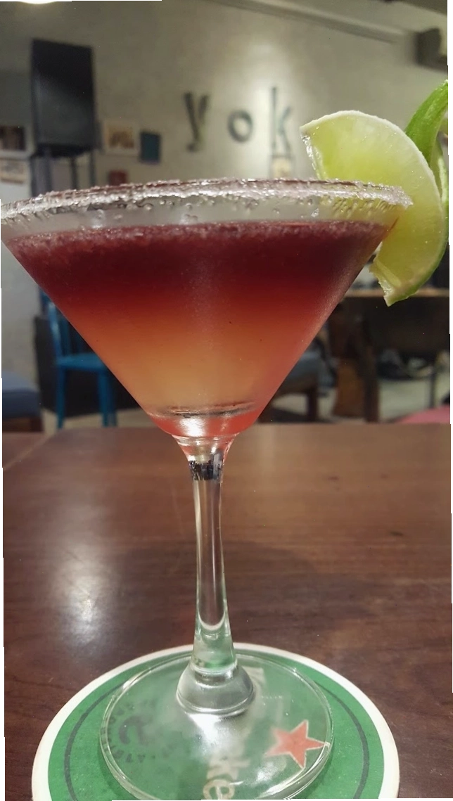 Thực khách thưởng thức đồ uống tại Yoko Cafe