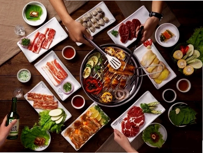 Thực khách thưởng thức món ăn tại một nhà hàng ở Times City
