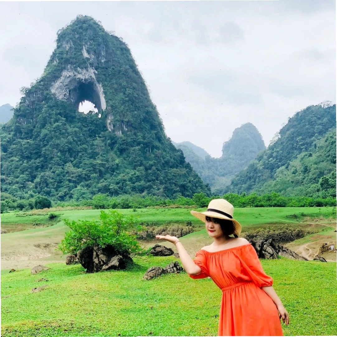 Thung lũng xanh mướt bao quanh núi Mắt Thần và hồ Thang Hen