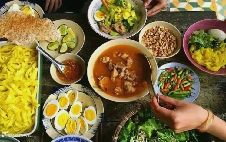 Thưởng thức ẩm thực địa phương