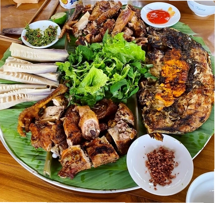 Thưởng thức ẩm thực địa phương tại Nhà Bên Suối Mộc Châu