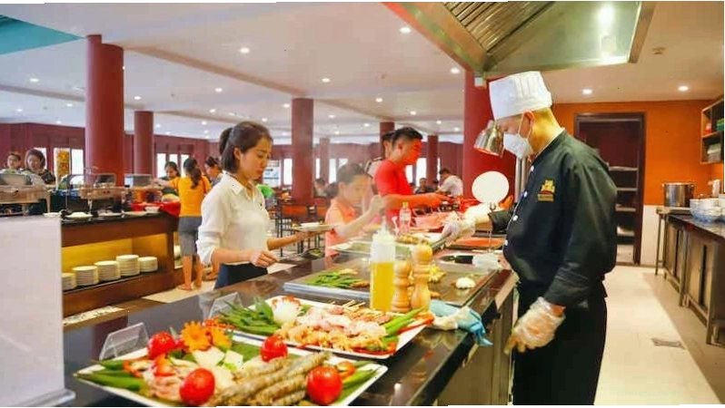 Thưởng thức ẩm thực tại nhà hàng trong Công viên Rồng Hạ Long