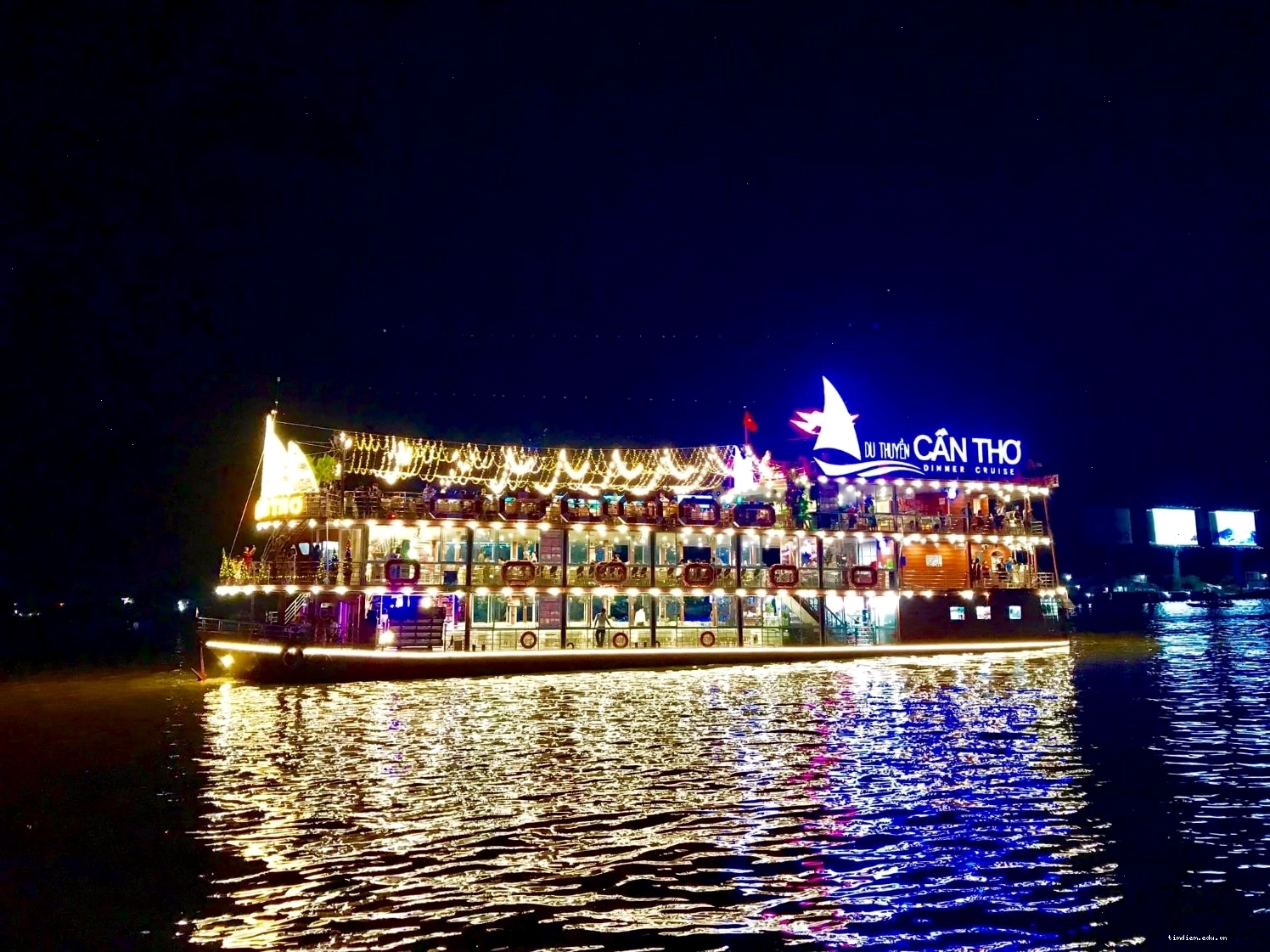 Thưởng thức ẩm thực trên du thuyền Cần Thơ