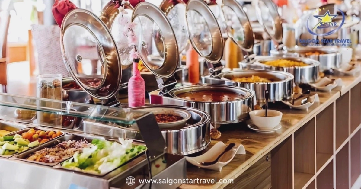 Thưởng thức bữa sáng buffet tại nhà hàng Lotus Village Resort Mũi Né