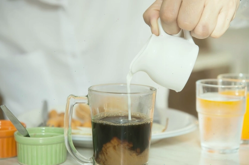 Thưởng thức cà phê đen kèm sữa tách kem