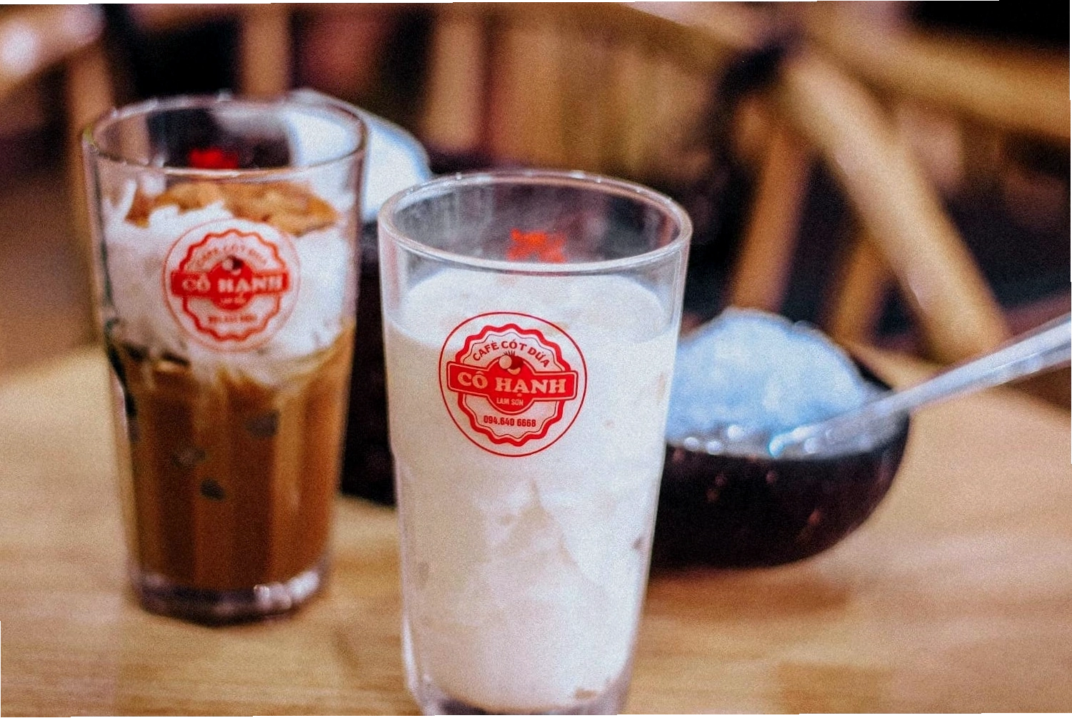Thưởng thức cafe cốt dừa trong không gian thoáng đãng