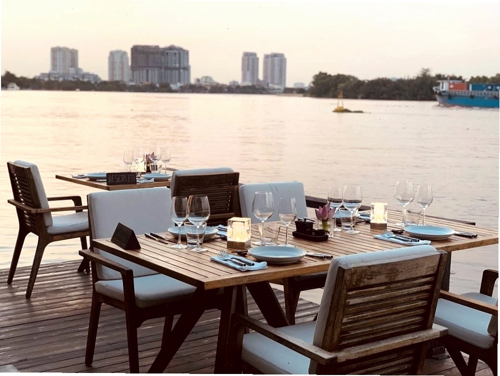 Thưởng thức cocktails và ngắm nhìn khung cảnh thiên nhiên yên bình tại The Deck Bar